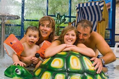 Eine Familie in einem Schwimmbad.